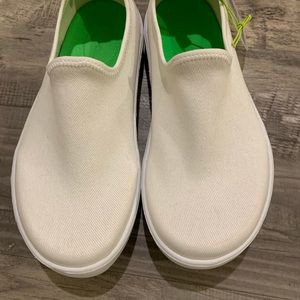 OOFOS  white slip-on , size 6 , never worn
